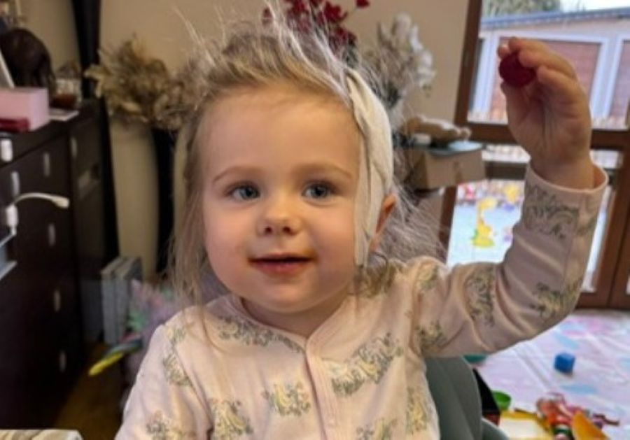 Maleńka Aurelia walczy z groźnym przeciwnikiem. Potrzebna jest pomoc!